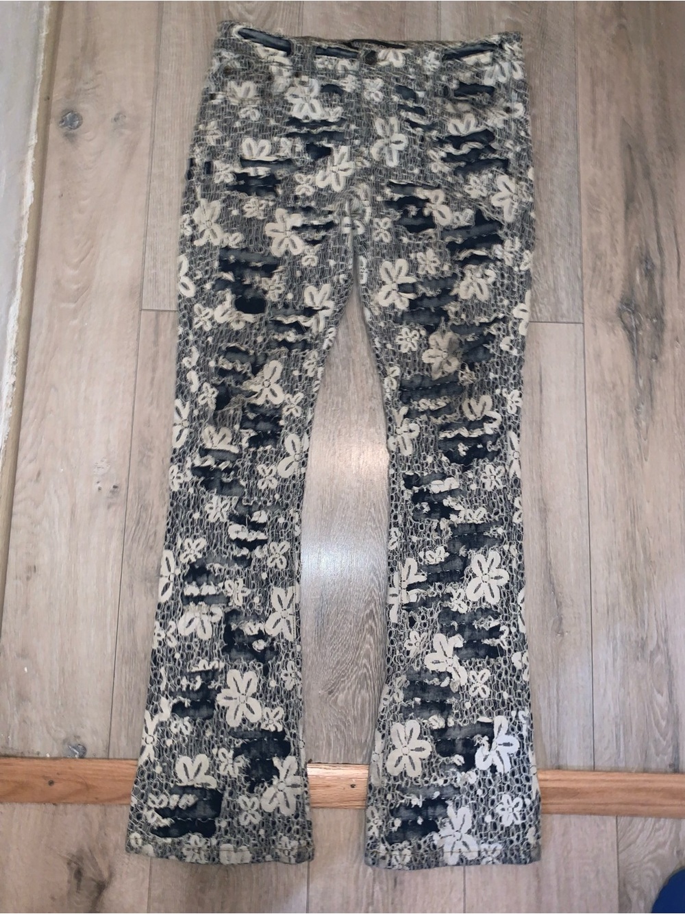 Valabasas Men’s Stacked Lace Floral Crochet Stretch Distressed Jeans Size: 34